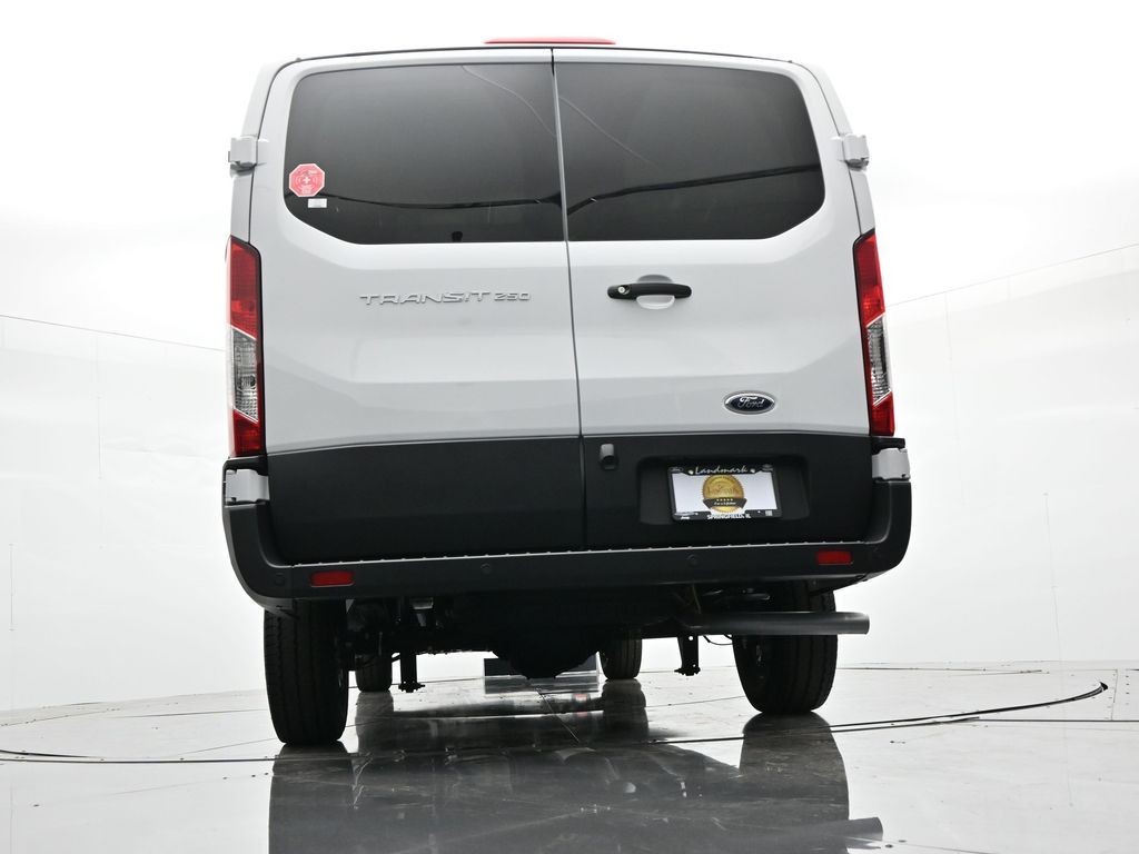 Ford Transit-250 Vehicle Full-screen Gallery Image 31