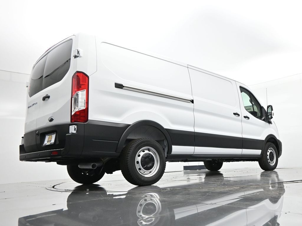 Ford Transit-250 Vehicle Full-screen Gallery Image 32
