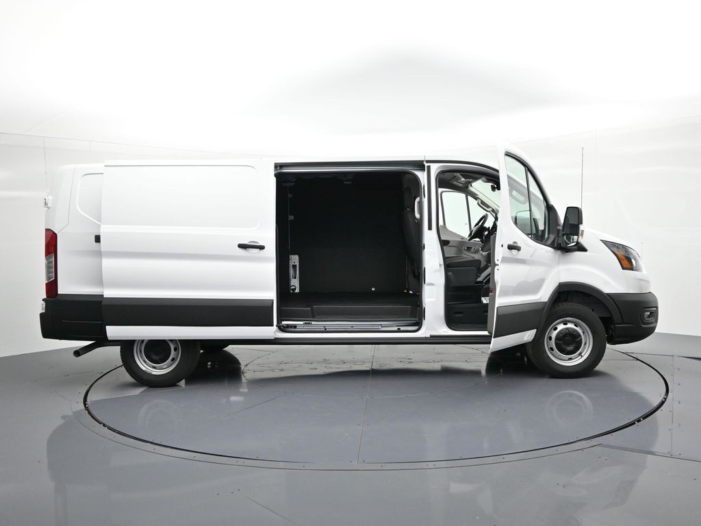 Ford Transit-250 Vehicle Full-screen Gallery Image 34