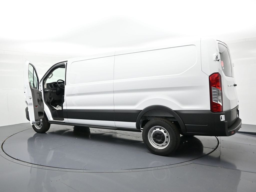Ford Transit-250 Vehicle Full-screen Gallery Image 35