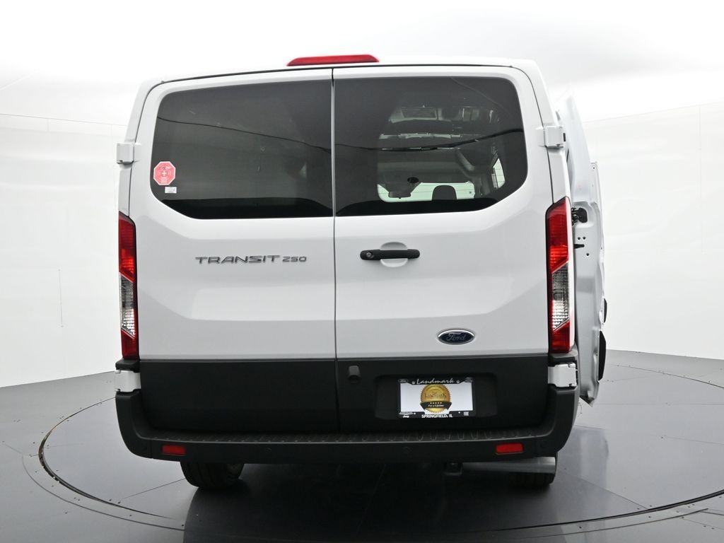 Ford Transit-250 Vehicle Full-screen Gallery Image 37
