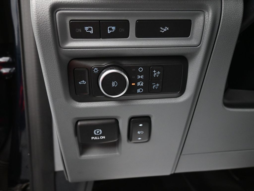 Ford F-150 Vehicle Full-screen Gallery Image 11