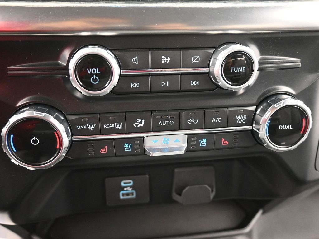 Ford F-150 Vehicle Full-screen Gallery Image 13