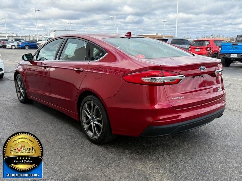 Ford Fusion Vehicle Full-screen Gallery Image 6