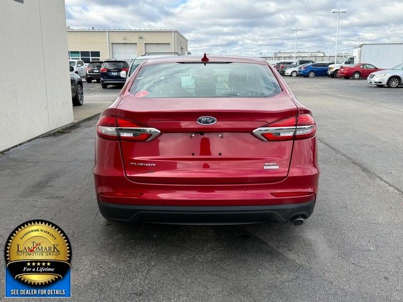 Ford Fusion Vehicle Full-screen Gallery Image 7