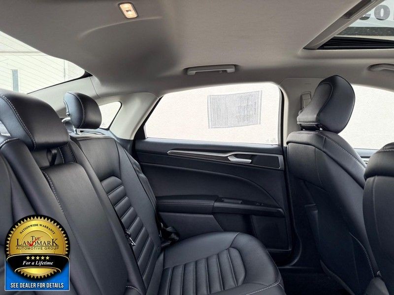 Ford Fusion Vehicle Full-screen Gallery Image 16