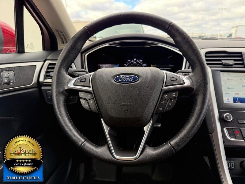 Ford Fusion Vehicle Full-screen Gallery Image 18