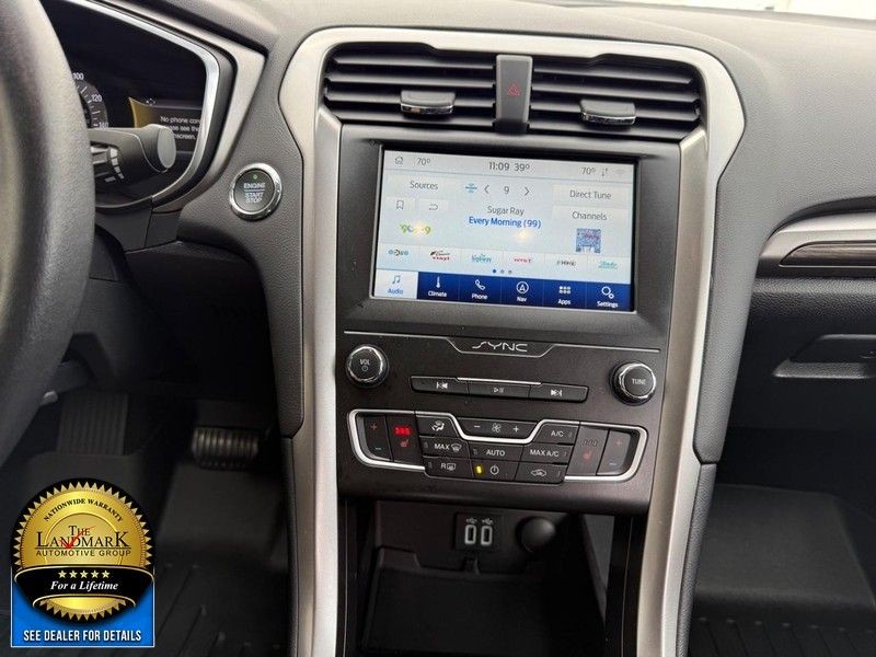 Ford Fusion Vehicle Full-screen Gallery Image 19