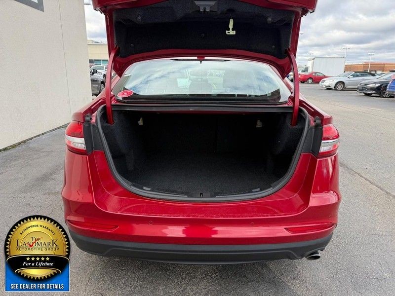 Ford Fusion Vehicle Full-screen Gallery Image 20