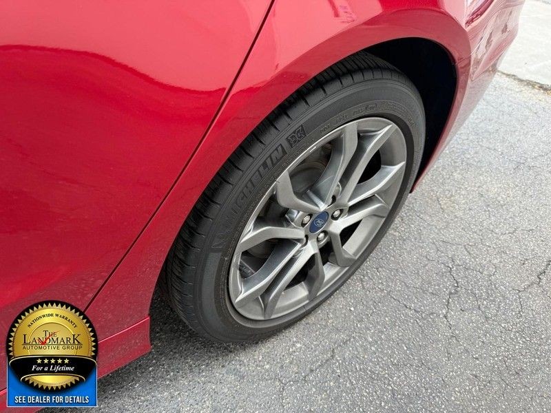 Ford Fusion Vehicle Full-screen Gallery Image 21