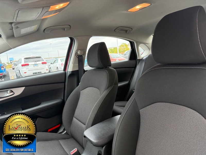 Kia Forte Vehicle Full-screen Gallery Image 9