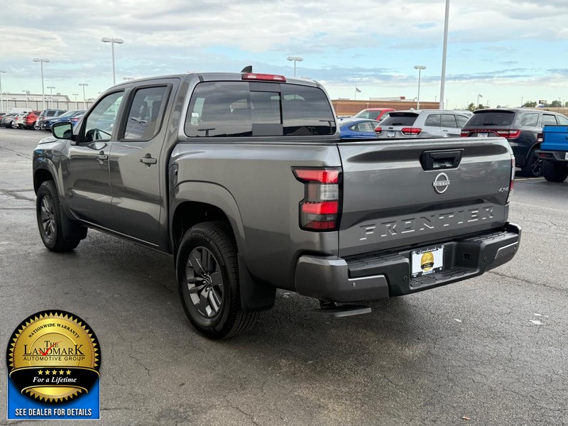 Nissan Frontier Vehicle Full-screen Gallery Image 6