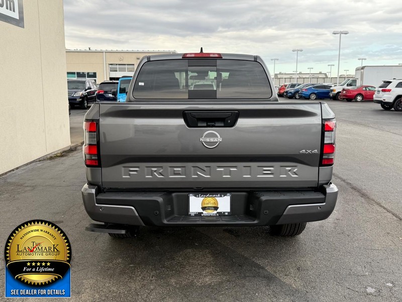 Nissan Frontier Vehicle Full-screen Gallery Image 7