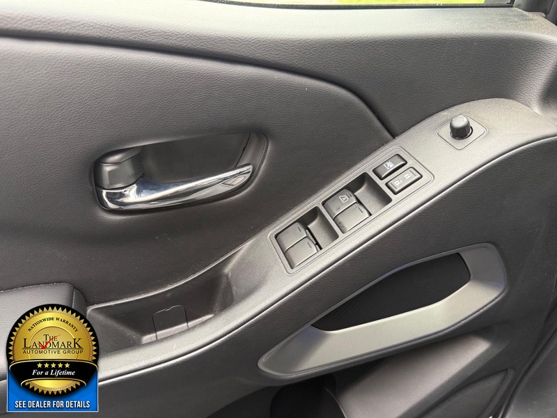 Nissan Frontier Vehicle Full-screen Gallery Image 8