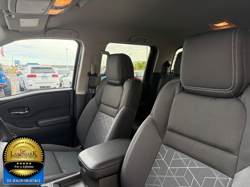 Nissan Frontier Vehicle Full-screen Gallery Image 9