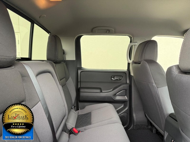 Nissan Frontier Vehicle Full-screen Gallery Image 14