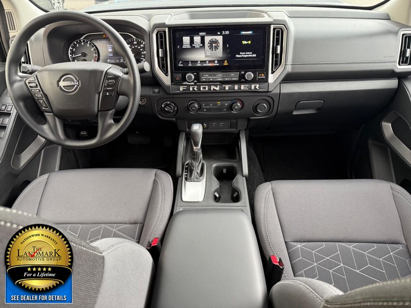 Nissan Frontier Vehicle Full-screen Gallery Image 15
