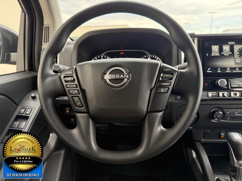 Nissan Frontier Vehicle Full-screen Gallery Image 16