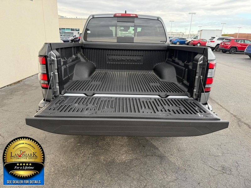 Nissan Frontier Vehicle Full-screen Gallery Image 18