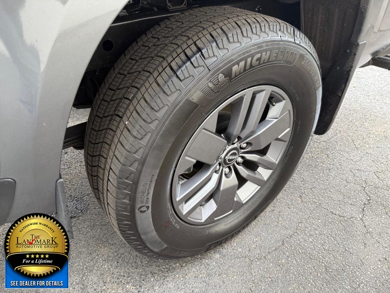 Nissan Frontier Vehicle Full-screen Gallery Image 19