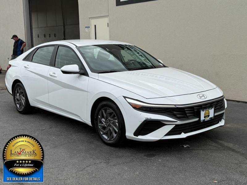 Hyundai Elantra Vehicle Full-screen Gallery Image 2