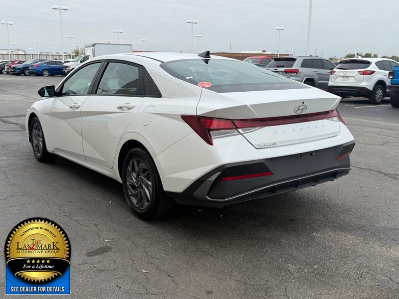 Hyundai Elantra Vehicle Full-screen Gallery Image 6