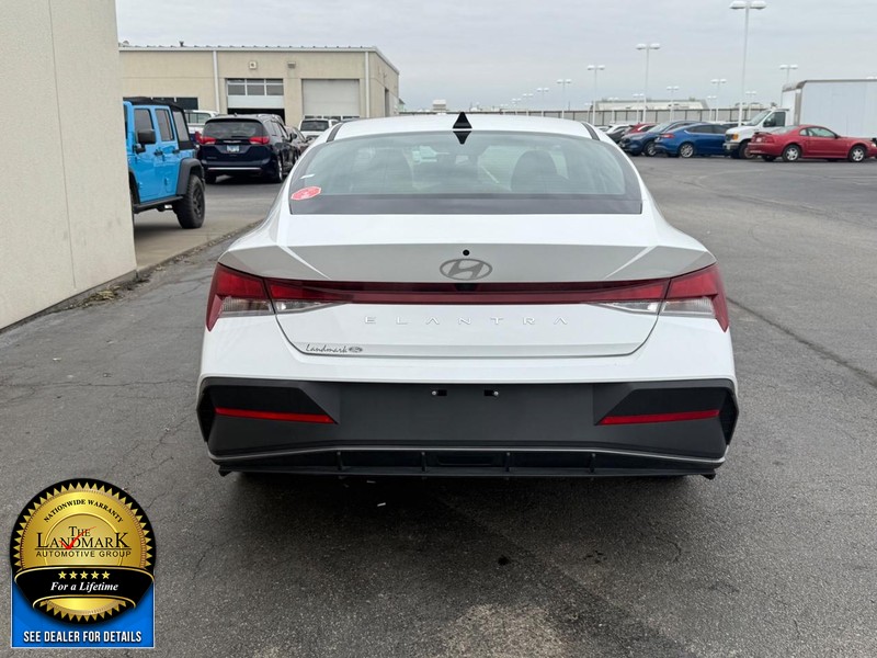 Hyundai Elantra Vehicle Full-screen Gallery Image 7