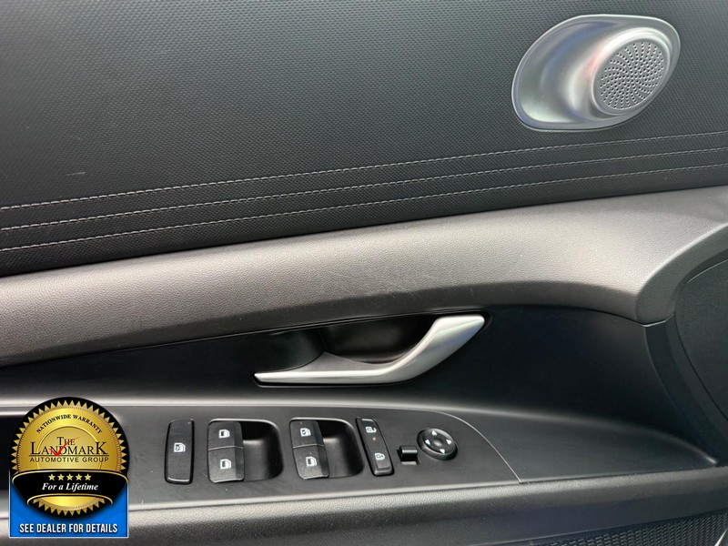 Hyundai Elantra Vehicle Full-screen Gallery Image 8