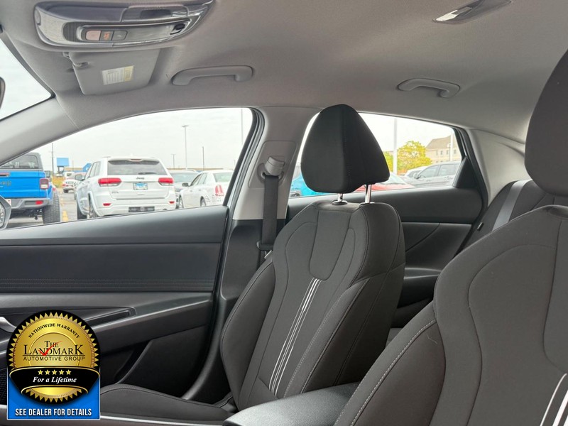 Hyundai Elantra Vehicle Full-screen Gallery Image 9