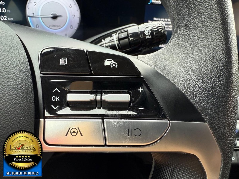 Hyundai Elantra Vehicle Full-screen Gallery Image 11