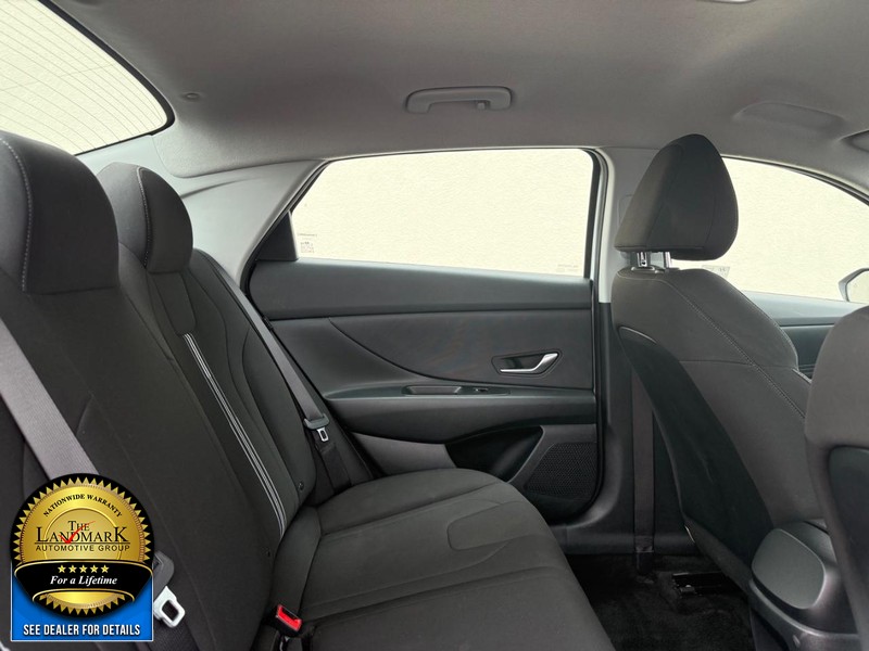 Hyundai Elantra Vehicle Full-screen Gallery Image 15