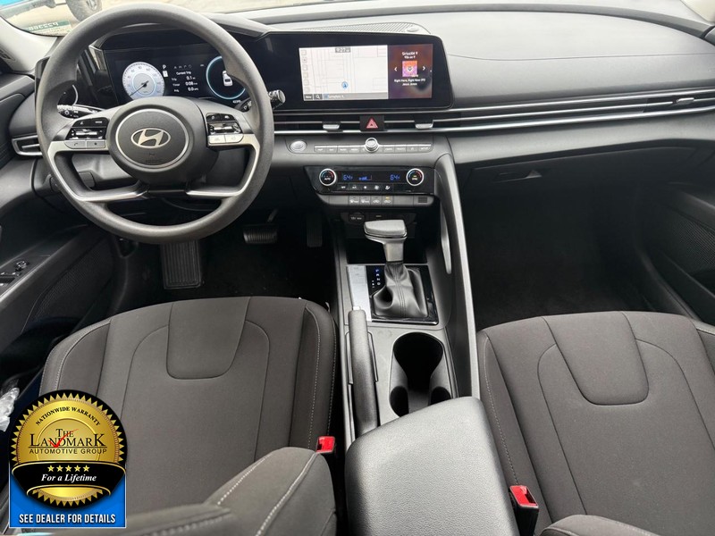 Hyundai Elantra Vehicle Full-screen Gallery Image 16