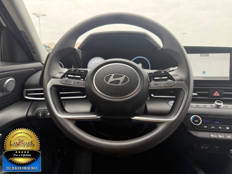 Hyundai Elantra Vehicle Full-screen Gallery Image 17