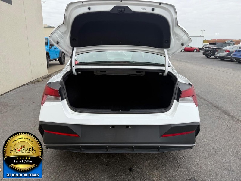 Hyundai Elantra Vehicle Full-screen Gallery Image 19