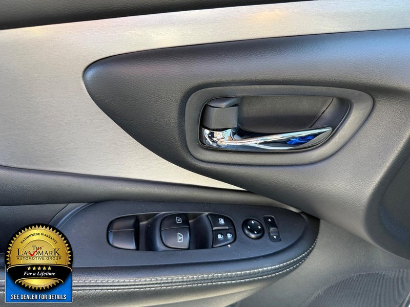 Nissan Murano Vehicle Full-screen Gallery Image 8