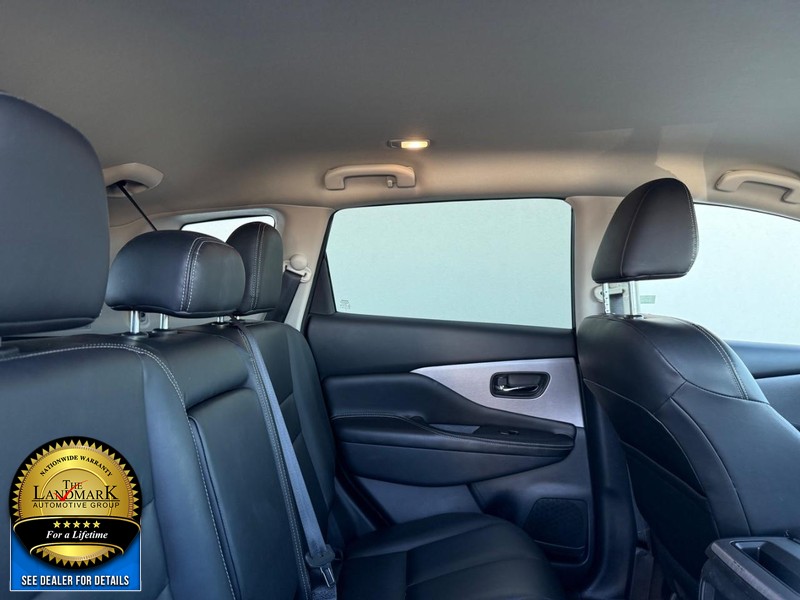 Nissan Murano Vehicle Full-screen Gallery Image 15