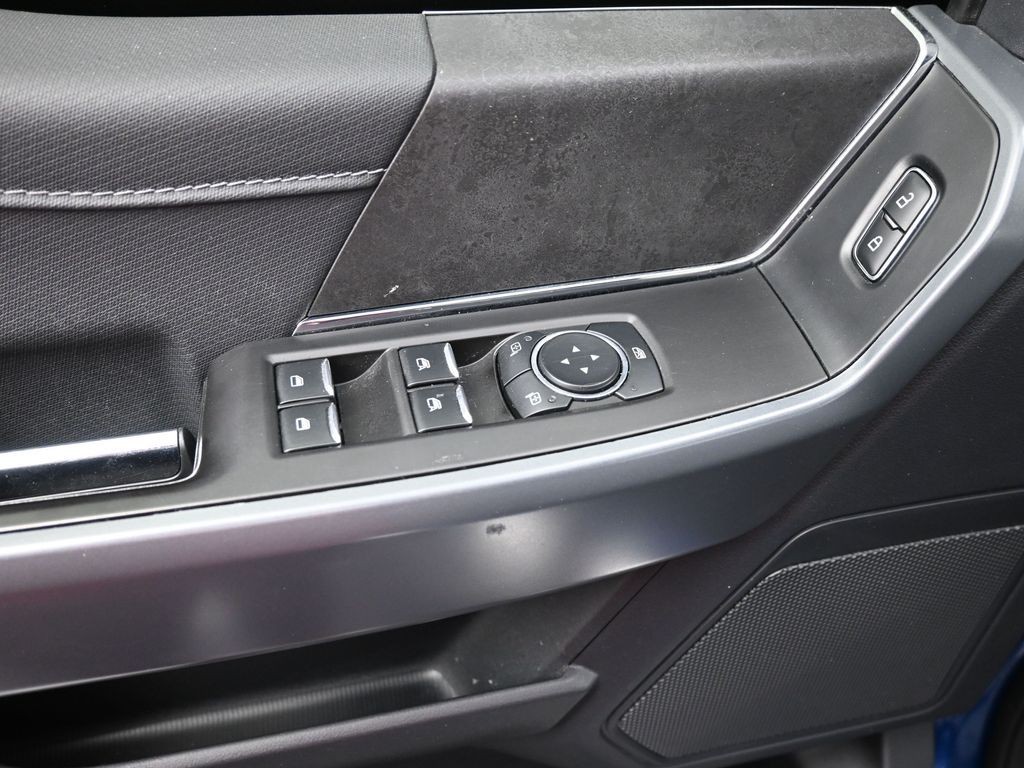 Ford F-150 Vehicle Full-screen Gallery Image 10