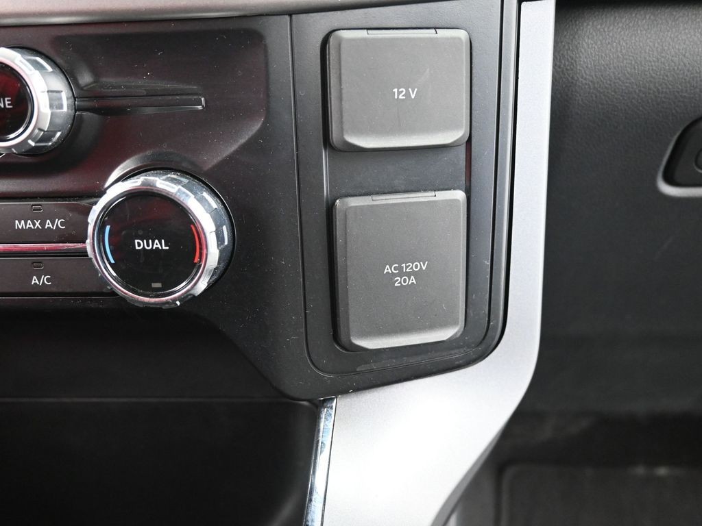 Ford F-150 Vehicle Full-screen Gallery Image 14