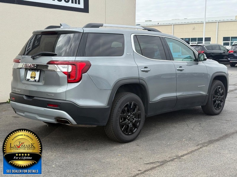 GMC Acadia Vehicle Full-screen Gallery Image 3