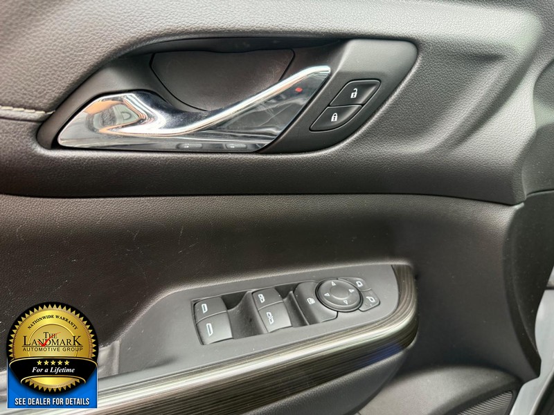 GMC Acadia Vehicle Full-screen Gallery Image 8