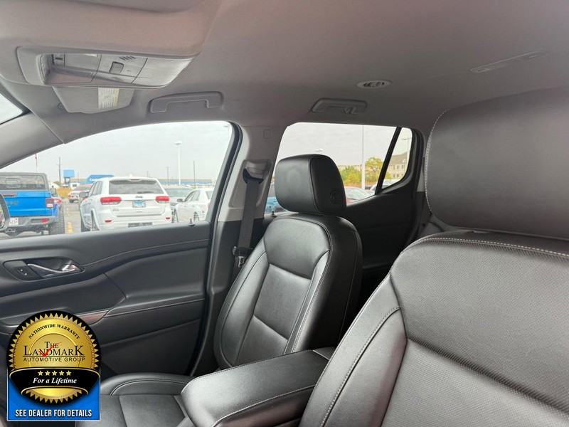 GMC Acadia Vehicle Full-screen Gallery Image 9