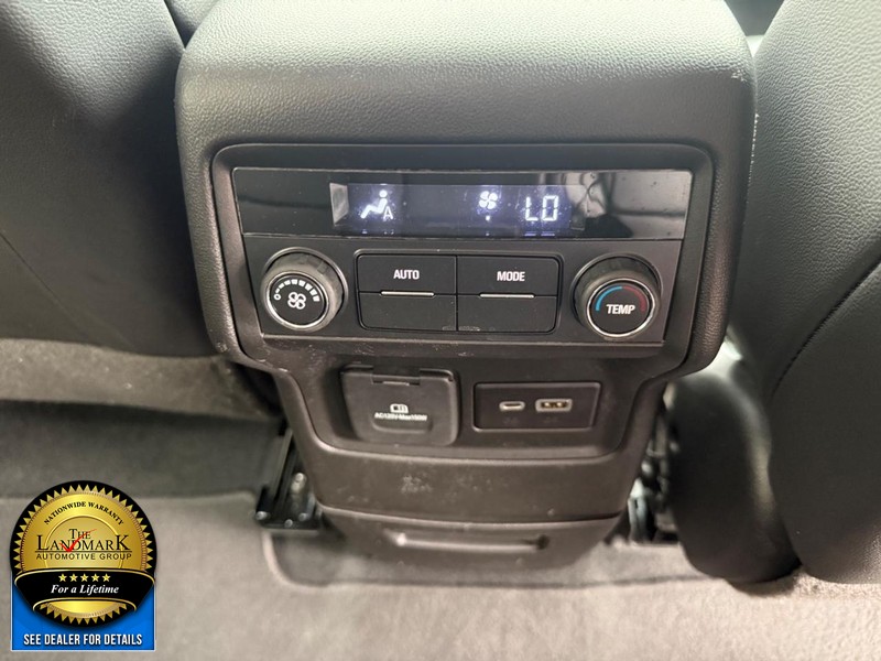 GMC Acadia Vehicle Full-screen Gallery Image 16