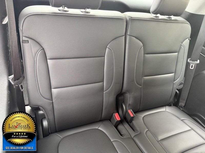 GMC Acadia Vehicle Full-screen Gallery Image 17