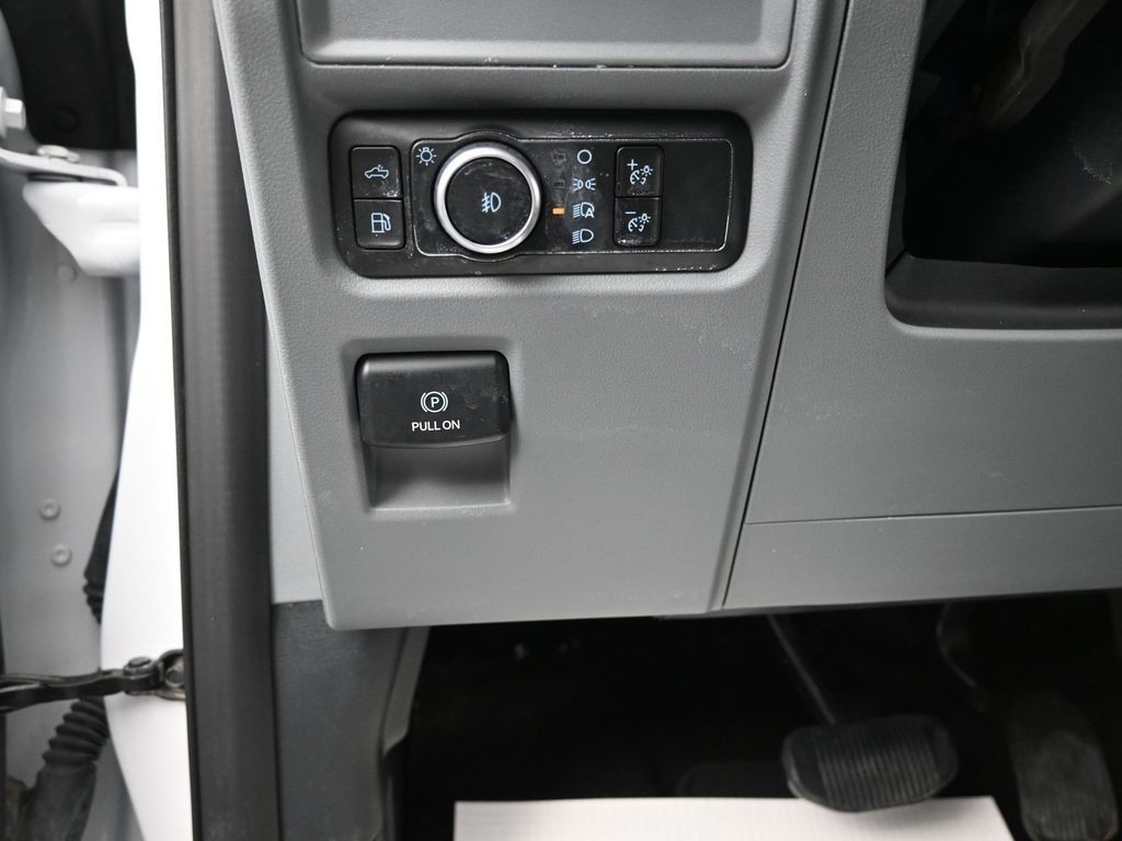 Ford F-150 Vehicle Full-screen Gallery Image 14