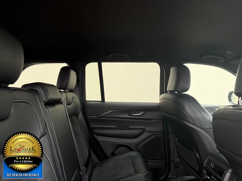 Jeep Grand Cherokee Vehicle Full-screen Gallery Image 15