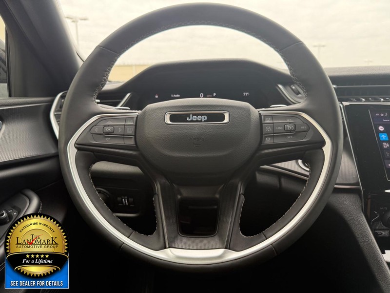 Jeep Grand Cherokee Vehicle Full-screen Gallery Image 17