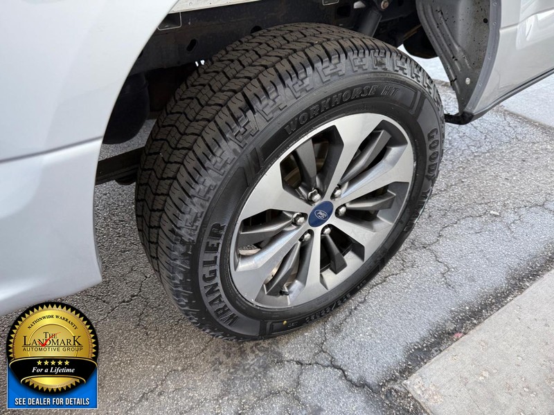 Ford F-150 Vehicle Full-screen Gallery Image 16