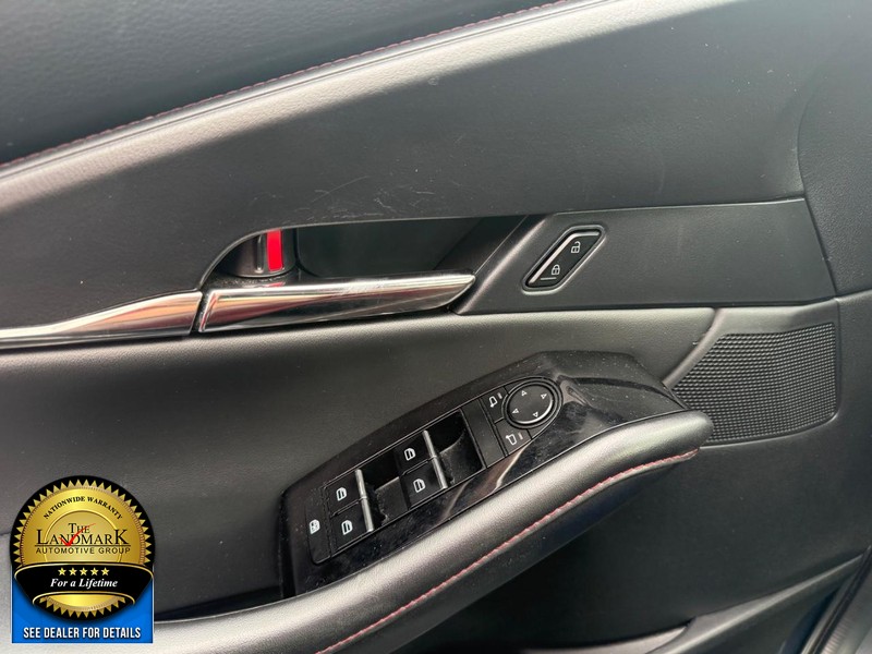 Mazda CX-30 Vehicle Full-screen Gallery Image 8