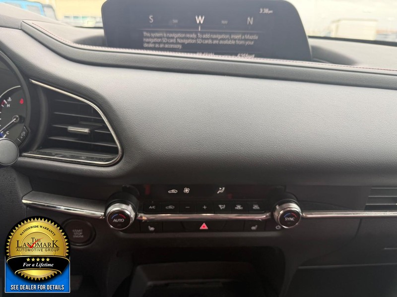 Mazda CX-30 Vehicle Full-screen Gallery Image 18