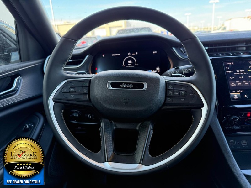 Jeep Grand Cherokee Vehicle Full-screen Gallery Image 17